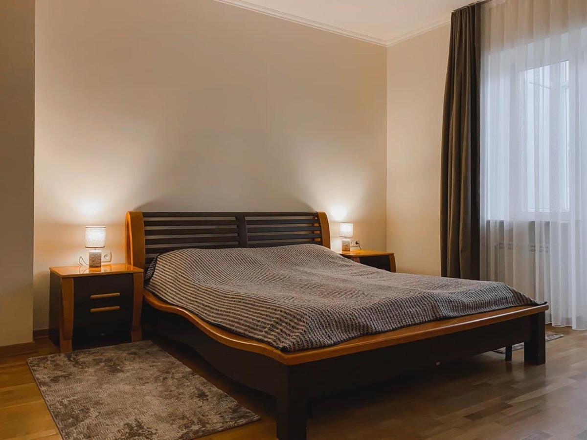 Family Apartment Near The University Çernivtsi Dış mekan fotoğraf