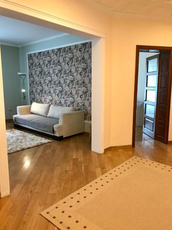 Family Apartment Near The University Çernivtsi Dış mekan fotoğraf