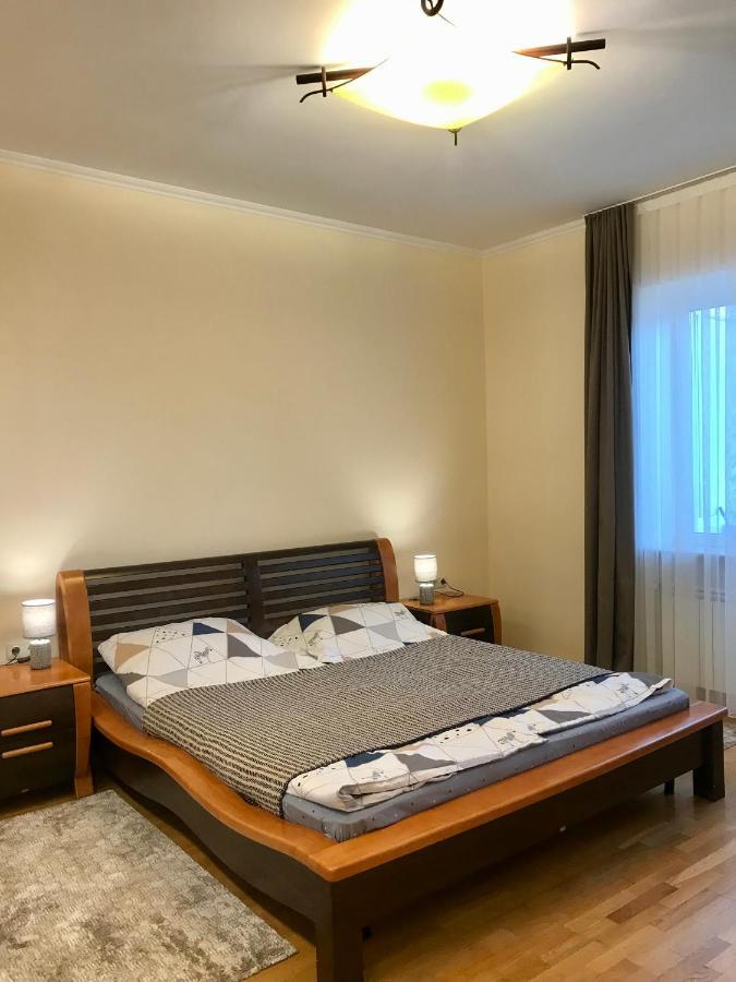 Family Apartment Near The University Çernivtsi Dış mekan fotoğraf