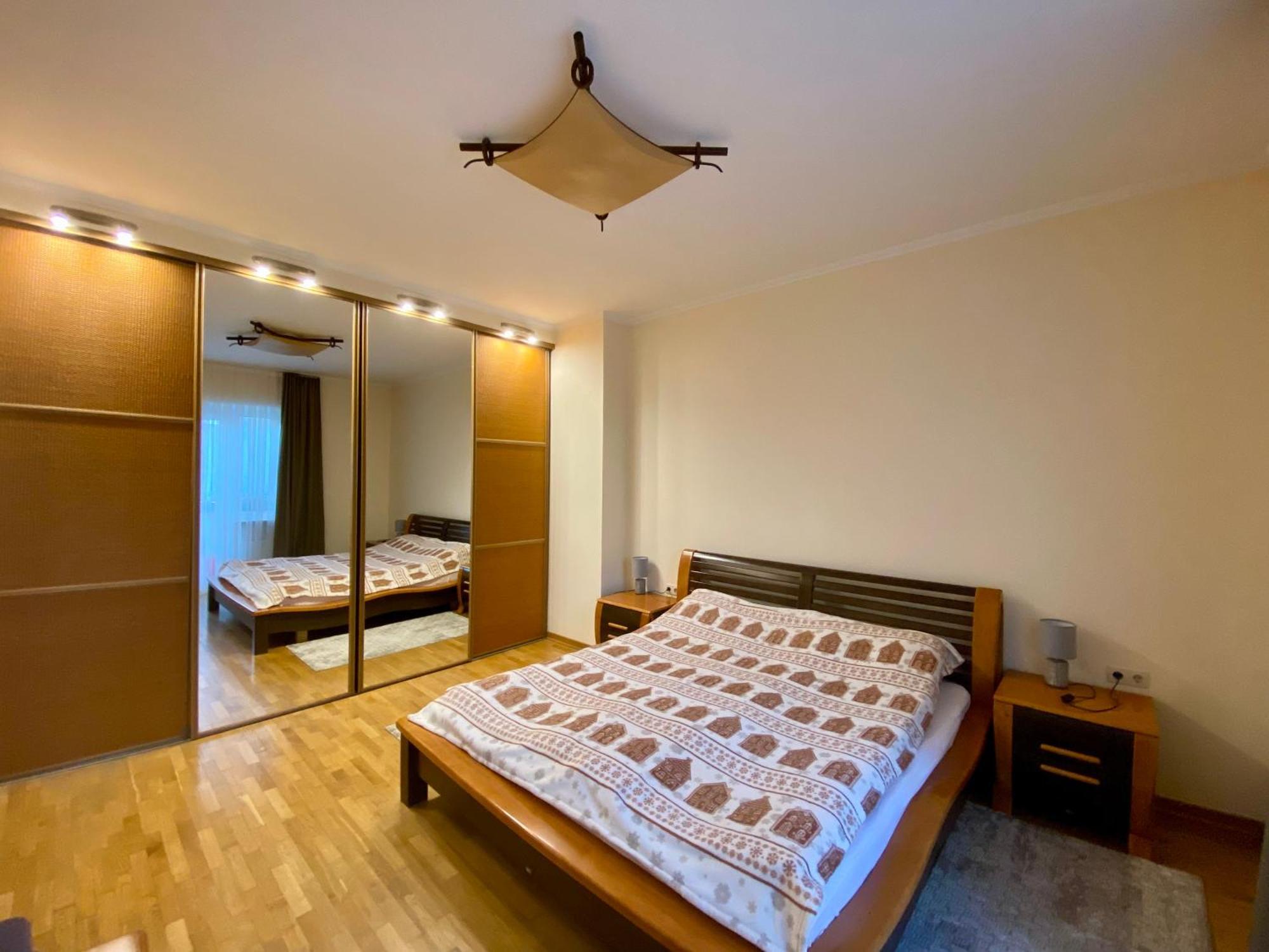 Family Apartment Near The University Çernivtsi Dış mekan fotoğraf